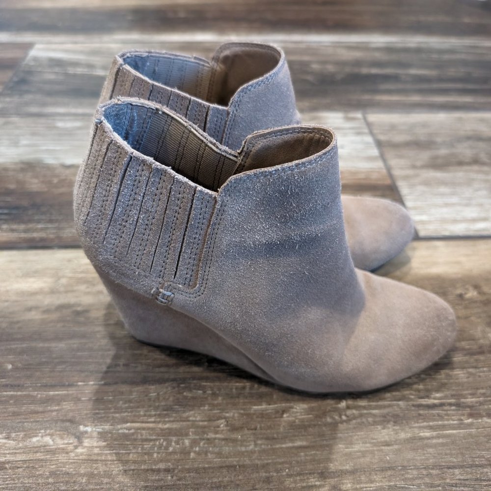 Dolce Vita Taupe Tan Suede Wedge Booties (6.5 W)